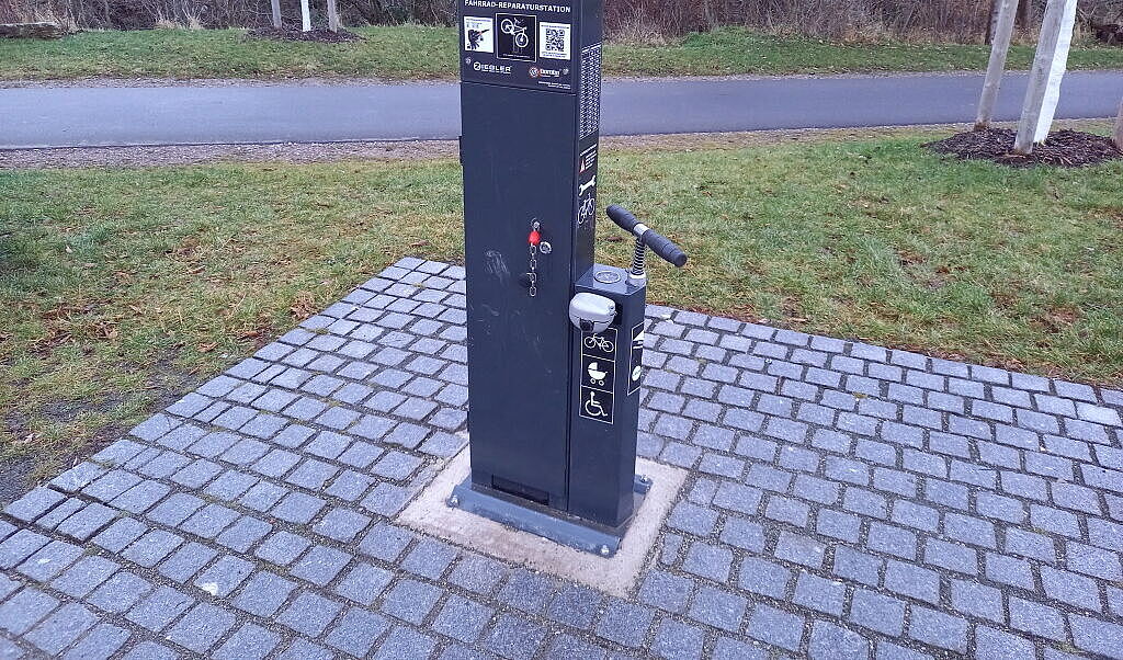 Öffentlich zugängliche Luftpumpe / Reparaturstation am Gera-Radweg.