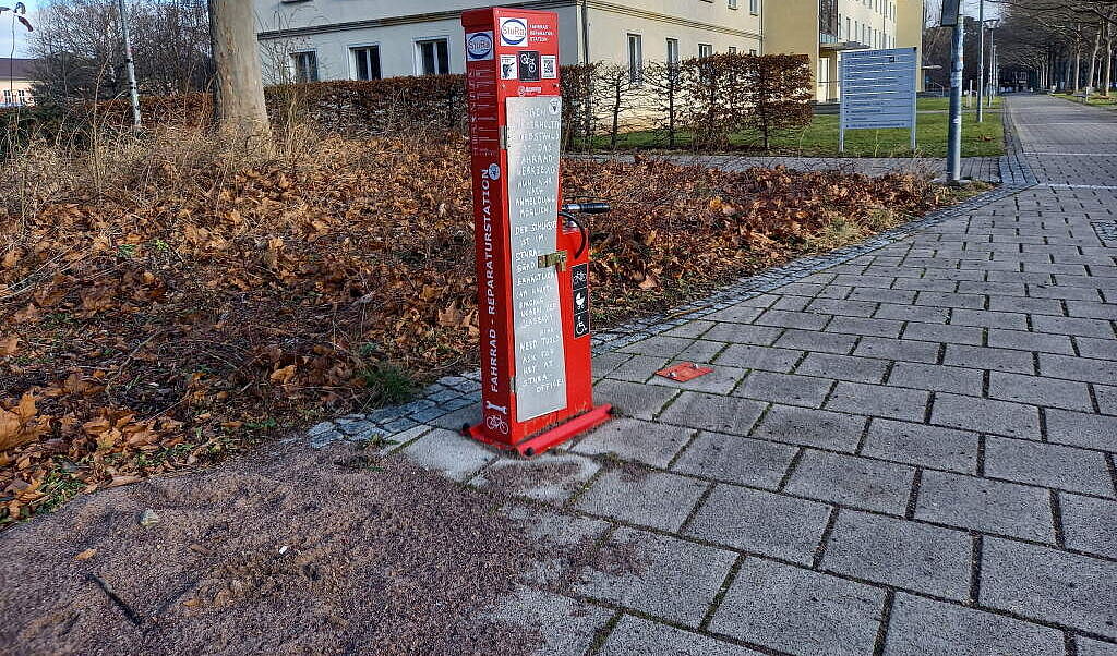 Öffentlich zugängliche Luftpumpe und Reparaturstation auf dem Campus der Erfurter Universität
