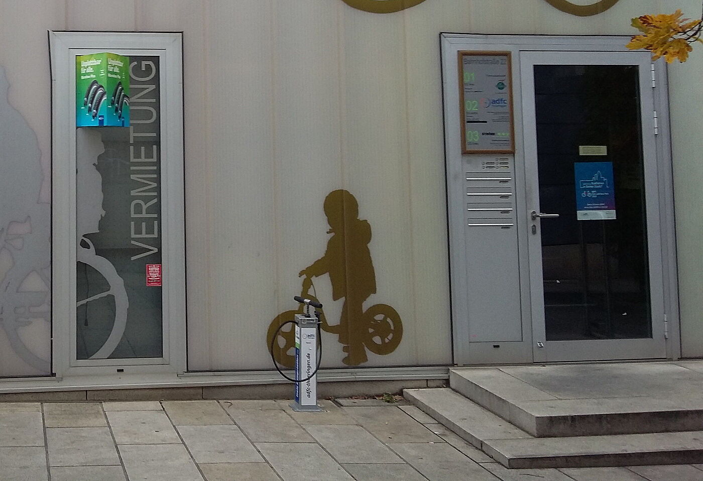Öffentlich zugängliche Luftpumpe am Erfurter Hauptbahnhof.