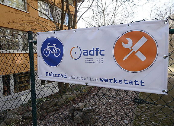Banner am Eingang der Erfurter ADFC-Fahrradselbsthilfewerkstatt