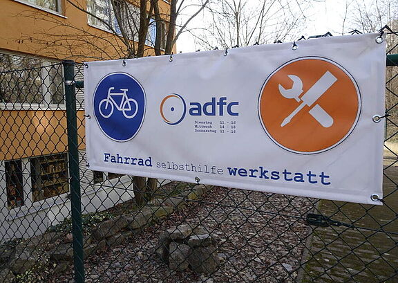 Banner am Eingang der Erfurter ADFC-Fahrradselbsthilfewerkstatt