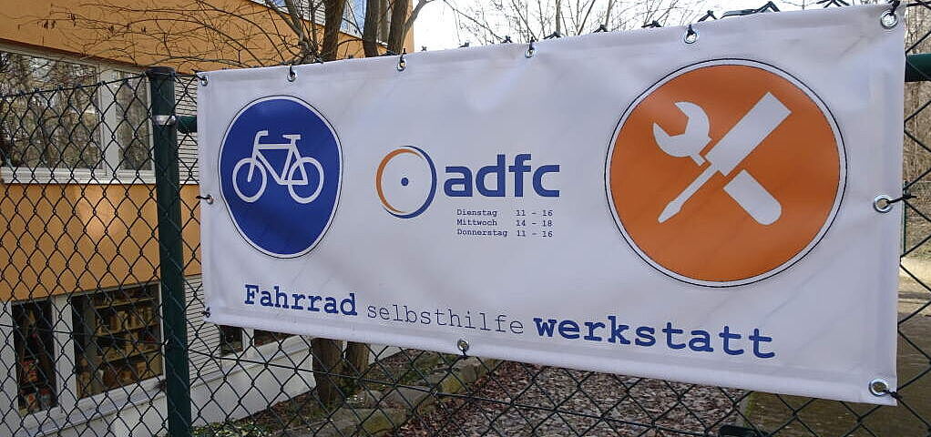 Banner am Eingang der Erfurter ADFC-Fahrradselbsthilfewerkstatt