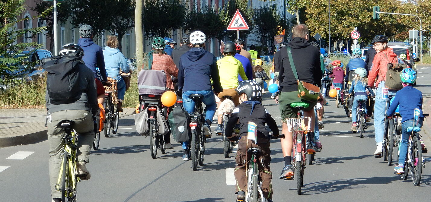 Eine Gruppe von radfahrenden Kindern und Erwachsenen demonstriert für bessere Radverkehrsbedingungen.