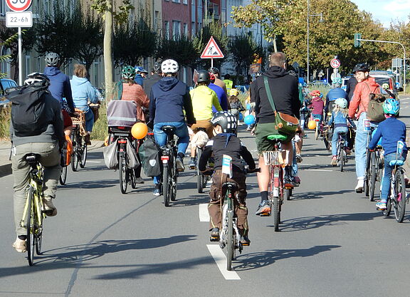 Eine Gruppe von radfahrenden Kindern und Erwachsenen demonstriert für bessere Radverkehrsbedingungen.