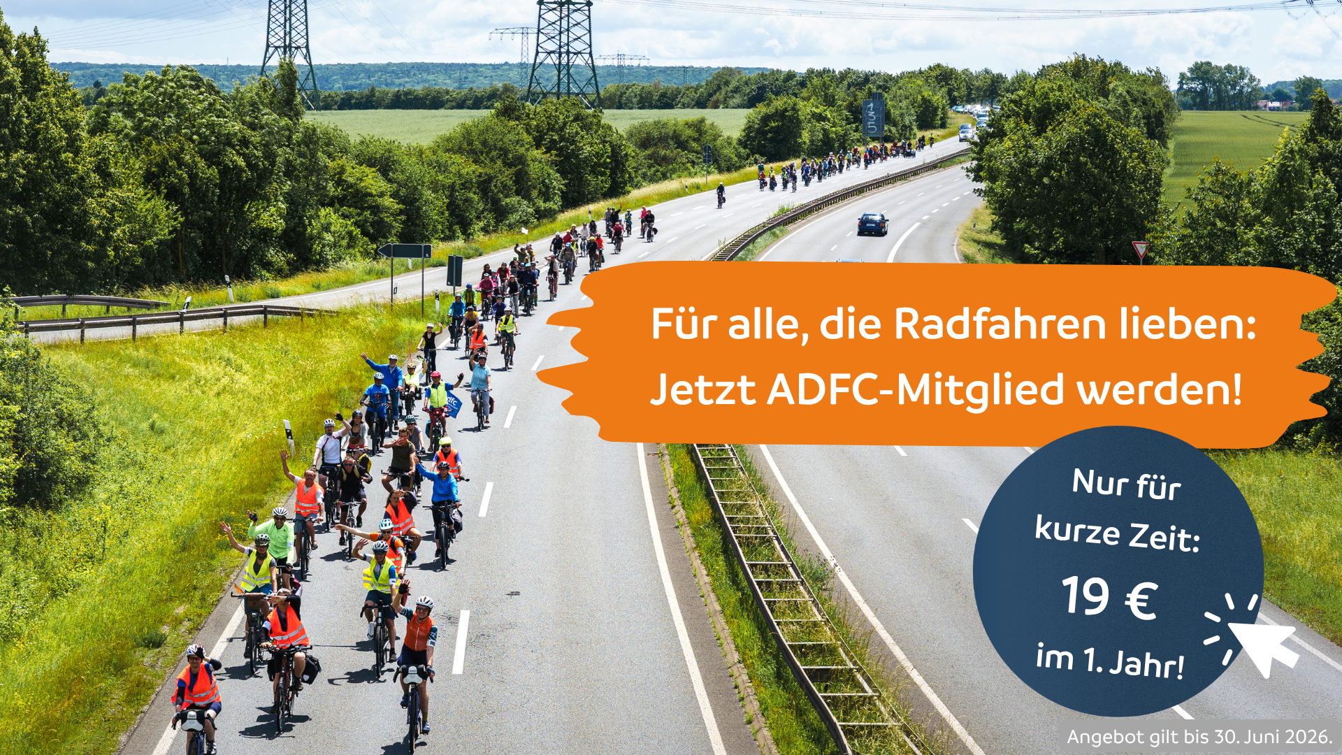Im Rahmen einer Fahrraddemo fahren viele Menschen auf einer großen Straße mit dem Rad.