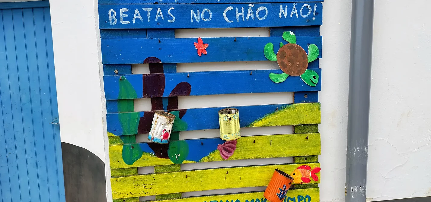 CINZEIRO DE PRAIA - BESTAS NO CHÃO NÃO - PARA UM OCEANO MAS LIMPO - Angemalte Konservendosen als: "Strandaschenbecher – keine Kippen auf dem Boden – für einen sauber(er)en Ozean" CINZEIRO DE PRAIA - BESTAS NO CHÃO NÃO - PARA UM OCEANO MAS LIMPO - Angemalte Konservendosen als: "Strandaschenbecher – keine Kippen auf dem Boden – für einen sauber(er)en Ozean"