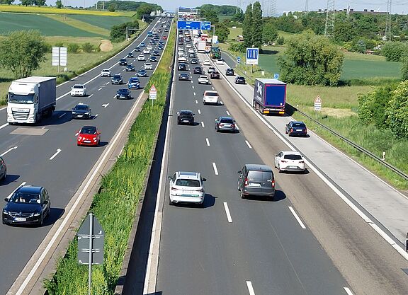 A5 bei Oberursel Autoverkehr auf der A5 in beide Richtungen