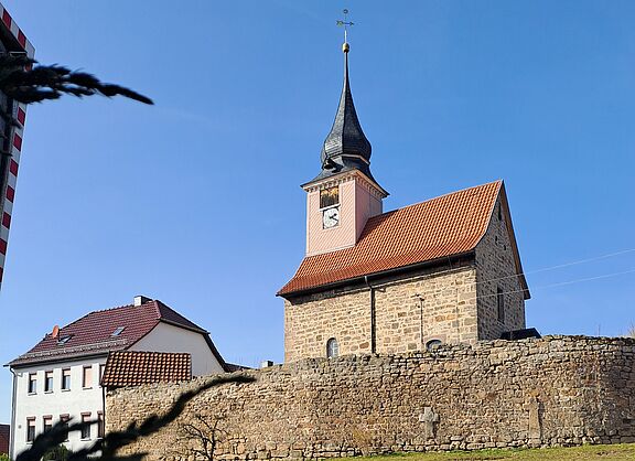 Die Kirchenburg in Wipfra.