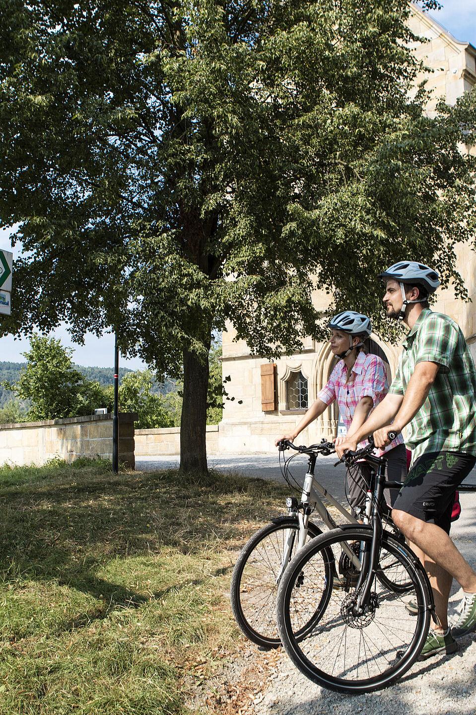 Unterwegs auf dem Werratal-Radweg Radfahrende halten an einem Wegweiser auf dem Werratal-Radweg.